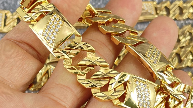 Trang sức vàng mỹ ký thường có bề mặt sáng bóng và nổi bật