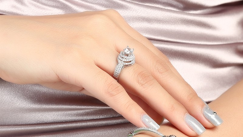 Vàng trắng 18K phù hợp để chế tác các mẫu trang sức cao cấp