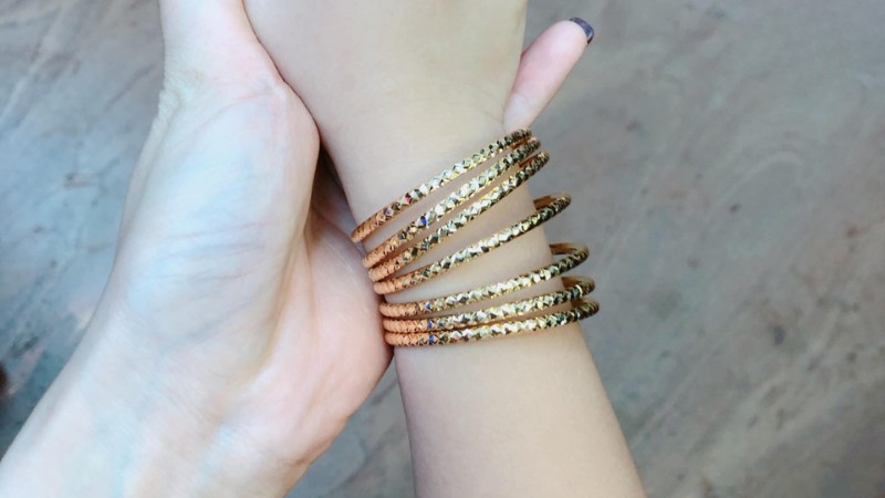 Đeo vòng ximen tay phải với mong muốn tăng cảm giác an toàn và ổn định