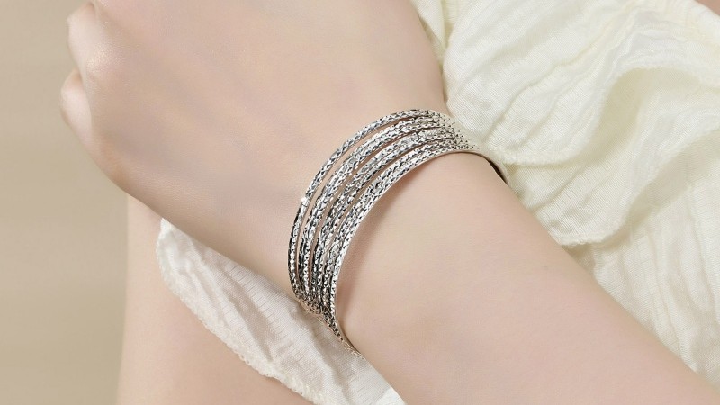 Vòng tay ximen bằng vàng trắng cần được đánh bóng và xi mạ định kỳ