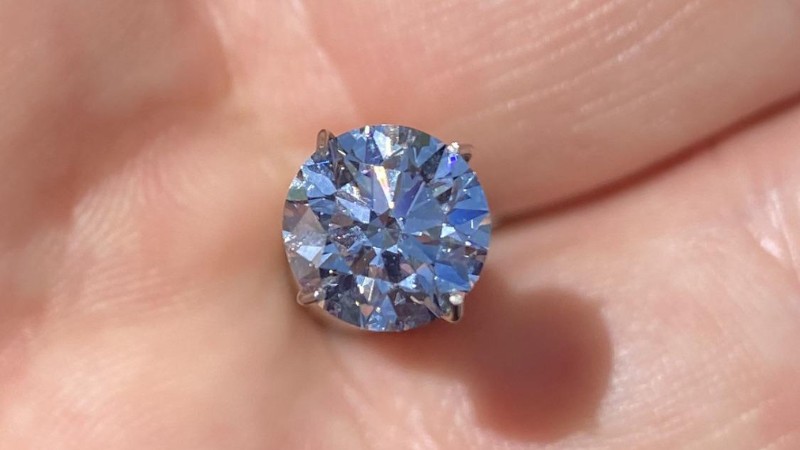 Viên kim cương phát ánh sáng xanh lam dịu nhẹ khi chiếu đèn UV