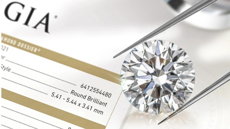 Nên chọn kim cương có chứng thư từ GIA để được xác nhận khách quan về nước màu