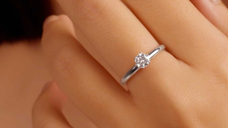 Kim cương VS1 là viên đá có rất ít bao thể hoặc khuyết điểm bên trong