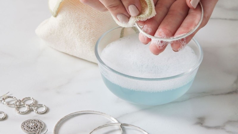 Vệ sinh trang sức tại nhà để loại bỏ lớp xỉn màu