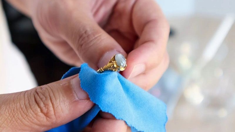 Vệ sinh trang sức vàng 650 định kỳ để trang sức luôn bền đẹp