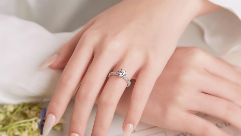 Bạch kim có màu trắng ánh kim tự nhiên giúp tôn nước màu của kim cương