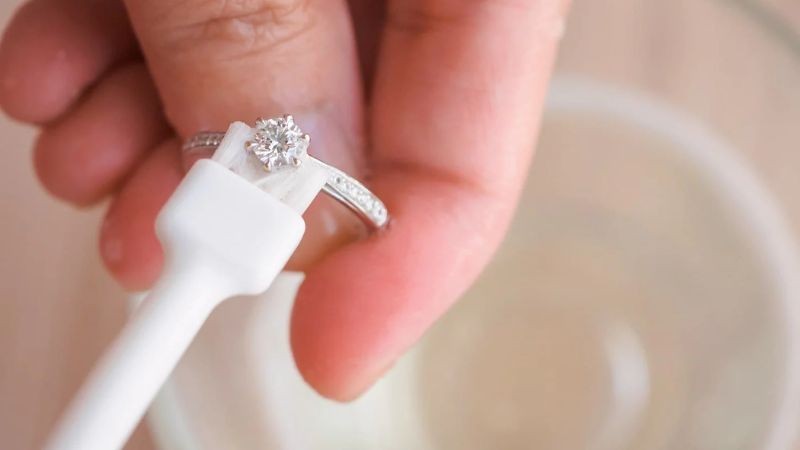 Vệ sinh nhẫn và khu vực đá chủ để loại bỏ bụi bẩn