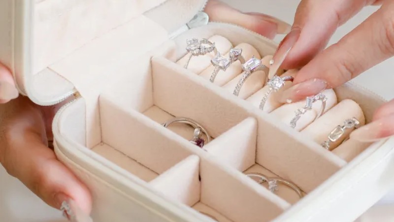 Bảo quản nhẫn kim cương trong hộp đựng có ngăn chia riêng biệt