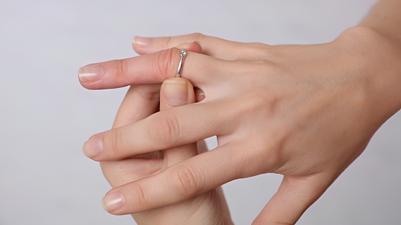 Đeo nhẫn không vừa có thể khiến nhẫn bị móp nhẹ khi đeo