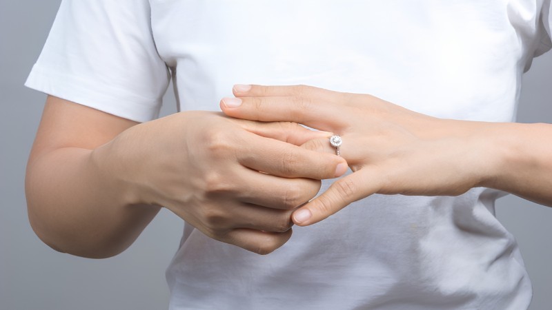 Thử lại độ vừa vặn của nhẫn trên tay