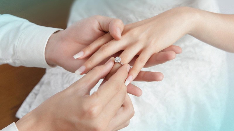 Khoảng khắc trao nhẫn cầu hôn của cặp đôi