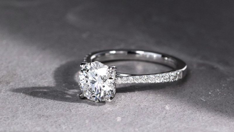 Vàng 607 có độ cứng phù hợp giúp các ngàm chấu giữ chặt viên kim cương