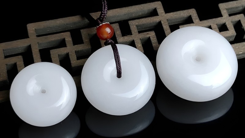 Đá bạch ngọc có màu trắng ngà đặc trưng và cấu trúc vi mô dạng sợi đan chéo