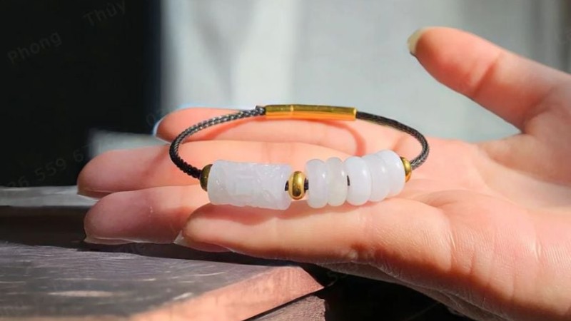 Đá bạch ngọc giúp người mệnh Thuỷ cân bằng cảm xúc tốt hơn