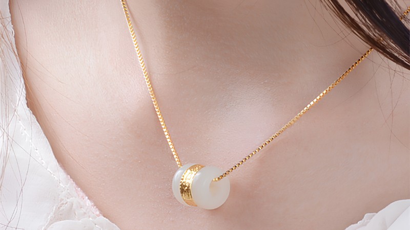 Khi đeo trang sức đá bạch ngọc cần tránh các dụng dịch làm xỉn màu đá