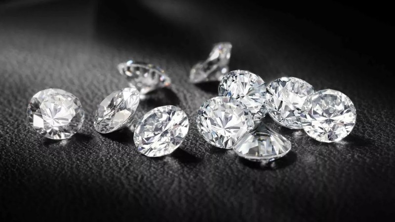 Đá CZ có độ cứng thấp hơn so với Moissanite và kim cương