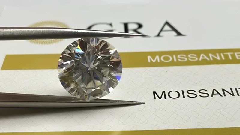 Moissanite có chỉ số khúc xạ cao hơn kim cương