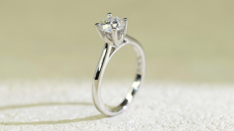 Nhẫn đính hôn đính đá Moissanite thiết kế tối giản và thanh mảnh