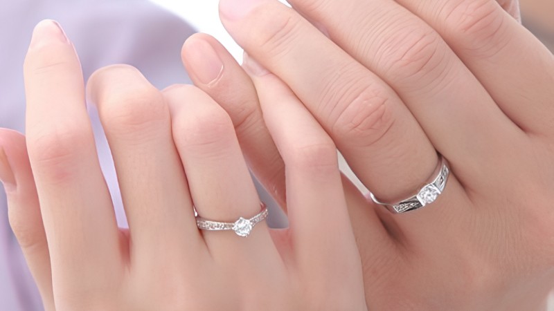Trong quy tắc Nam tả Nữ hữu, nam thường đeo nhẫn bên trái và nữ đeo bên phải
