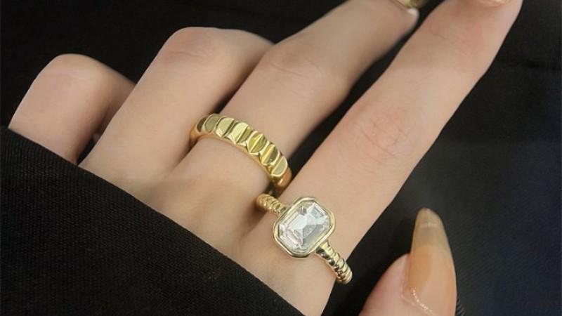 Ngón trỏ thon dài đeo chiếc nhẫn kim cương giác cắt Marquise lấp lánh