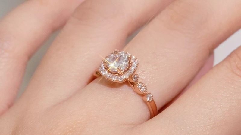 Nhẫn thiết kế Halo sang trọng, viên kim cương chủ bắt sáng rực rỡ