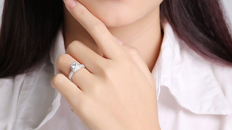 Nhẫn kim cương chấu Prong setting trên ngón áp út, toát lên vẻ đẹp lãng mạn