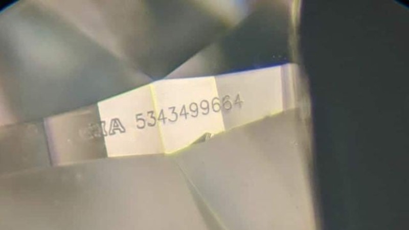 Đối chiếu mã số GIA Report Number trên cạnh với chứng nhận GIA