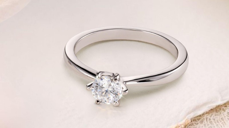 Dáng tay tròn đầy đặn phù hợp với kiểu nhẫn trơn đính kim cương