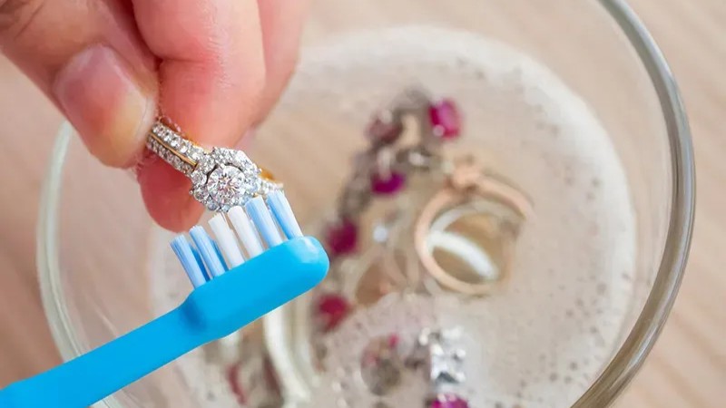 Vệ sinh đáy viên kim cương và khe chấu