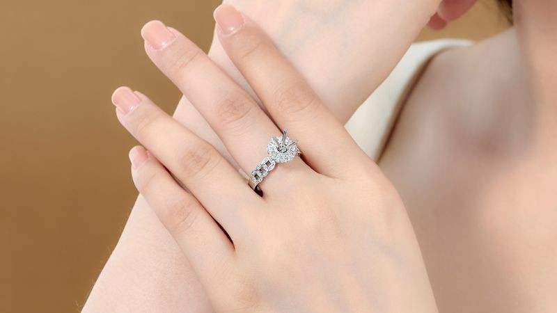 Vỏ nhẫn vàng trắng 18K có độ bền và độ cứng phù hợp để đeo hàng ngày