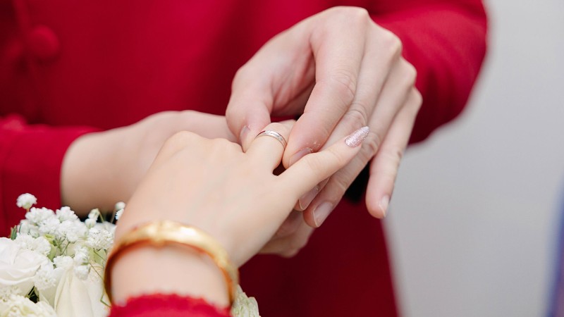 Chú rễ trao nhẫn cưới cho cô dâu