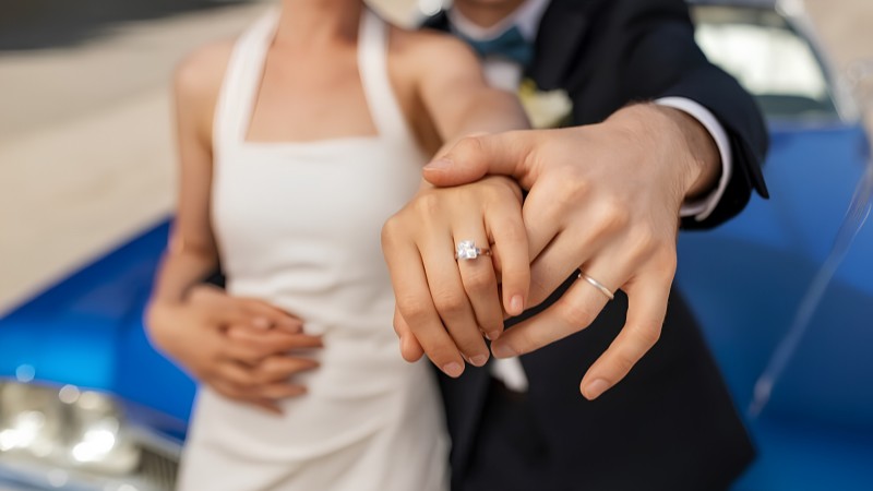 Sau khi trao nhẫn, cô dâu chú rễ có thể tạo dáng tự nhiên để nhiếp ảnh bắt trọn khoảnh khắc