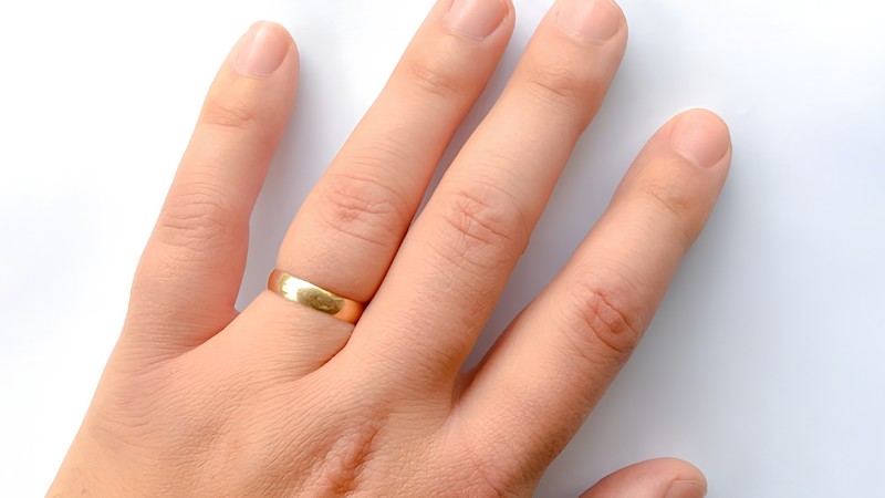 Nhẫn cưới bị chật có thể khiến tay bị đau nhức và khó chịu khi đeo
