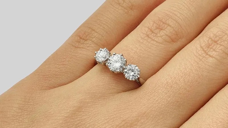 Nhẫn cưới đính 3 viên đá khiến ánh sáng phản xạ qua từng viên bị phân tán