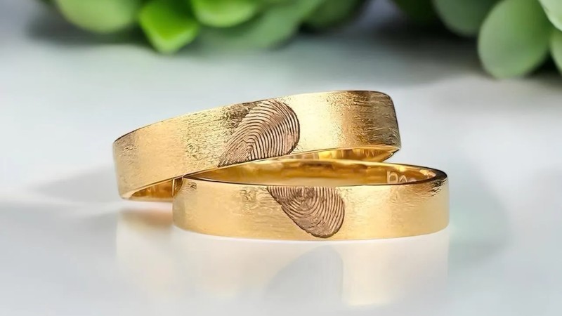 Hai chiếc nhẫn có cùng thiết kế in dấu vân tay cặp đôi