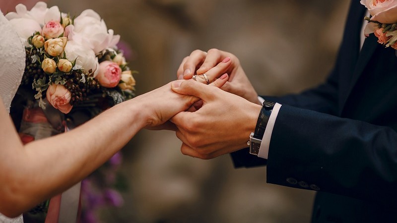 Cô dâu và chú rể tiến hành đeo nhẫn cưới trong lễ cưới