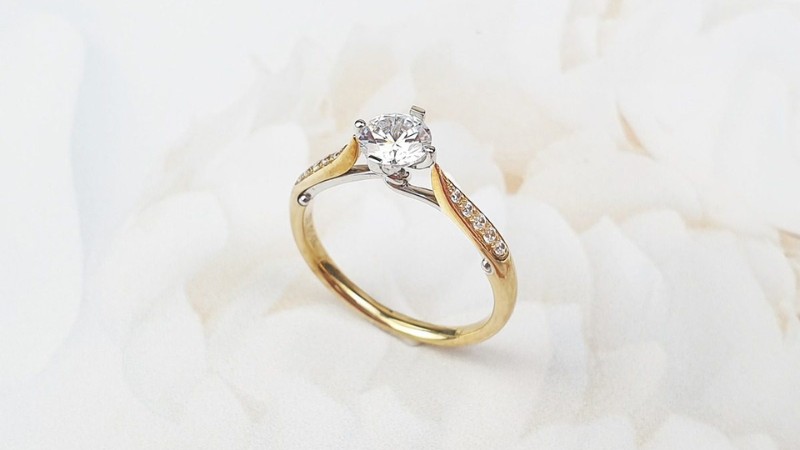 Nhẫn vàng 18K đính đá chủ và đá tấm lấp lánh