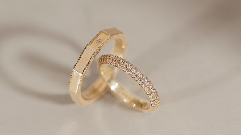 Nhẫn cưới vàng 18K đính đá tấm lấp lánh và nổi bật