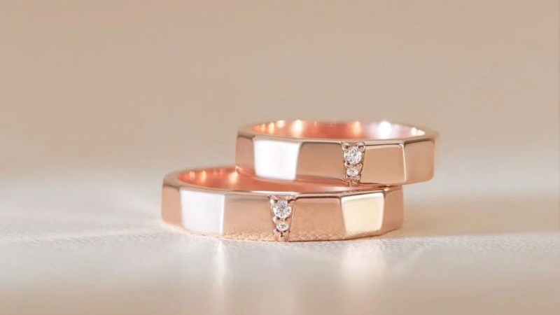 Nhẫn cưới vàng hồng 18K đính đá sang trọng
