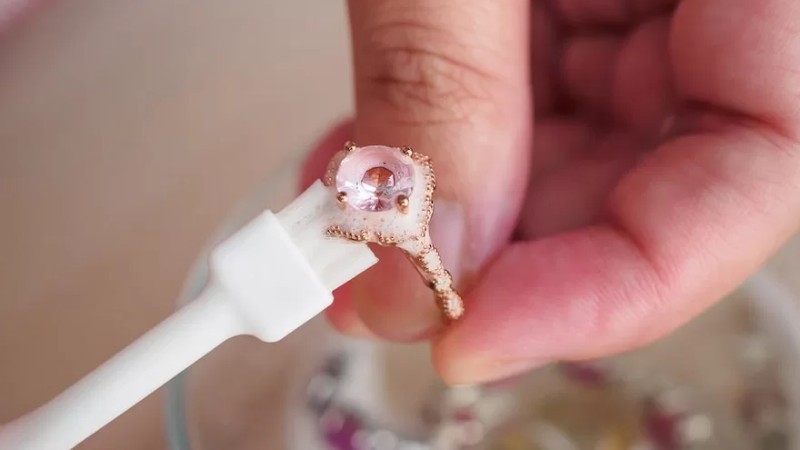 Vệ sinh trang sức vàng hồng bằng nước ấm và xà phòng dịu nhẹ