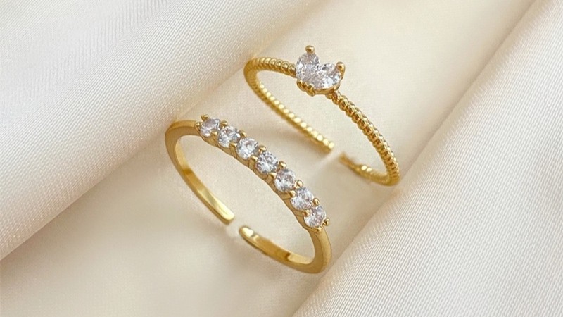 Nhẫn vàng tây với thiết kế thanh mảnh và trẻ trung
