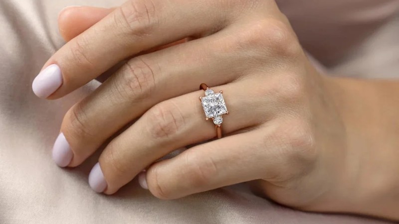 Vàng tây có độ cứng và độ bền phù hợp để làm trang sức đính đá