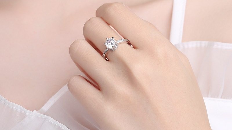Trang sức vàng trắng phù hợp với nước da tông lạnh