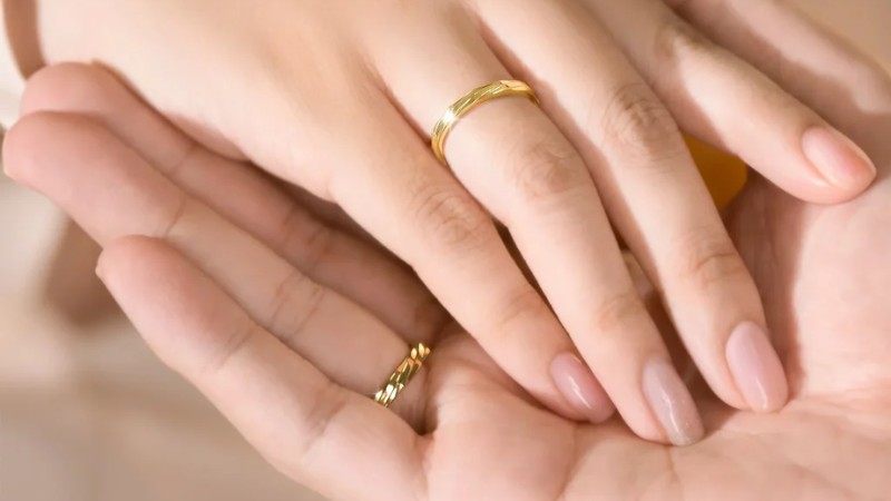 Nhẫn cưới trơn là một lời hứa đồng hành lâu dài giữa hai người