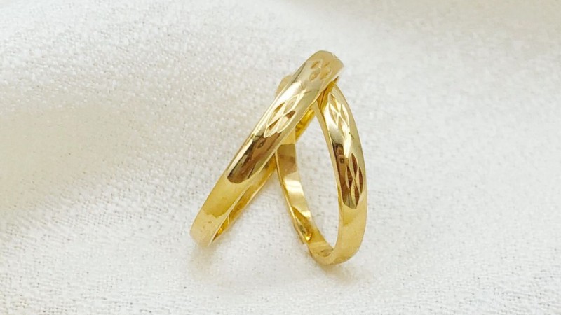Nhẫn cưới trơn giúp giữ vệ sinh và hạn chế vướng víu trong sinh hoạt