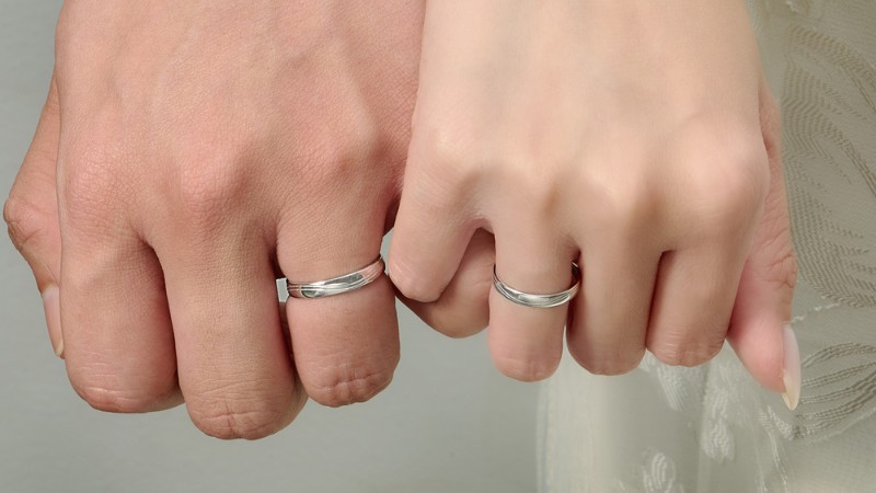 Nhẫn cưới vàng trắng 18K thiết kế bản trơn thanh lịch và tối giản