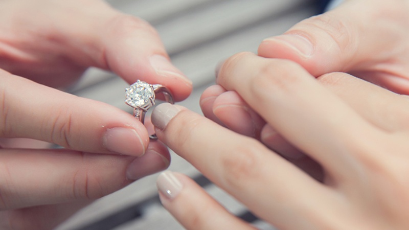 Khoảnh khắc trao nhẫn cầu hôn của cặp đôi trước khi quyết định về chung một nhà