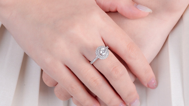 Nhẫn cầu hôn kiểu dáng halo giúp viên đá chủ trông to hơn và tăng khả năng phản chiếu ánh sáng