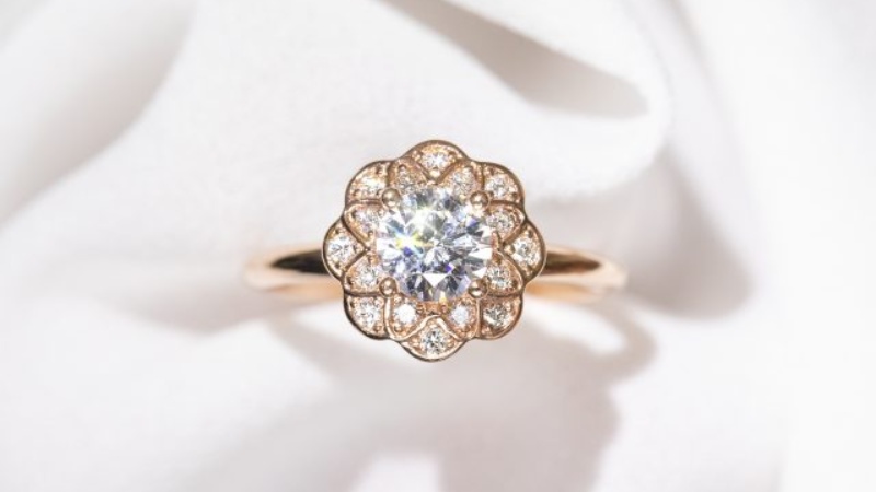 Nhẫn cầu hôn vàng vàng 18K thiết kế hình hoa nổi bật