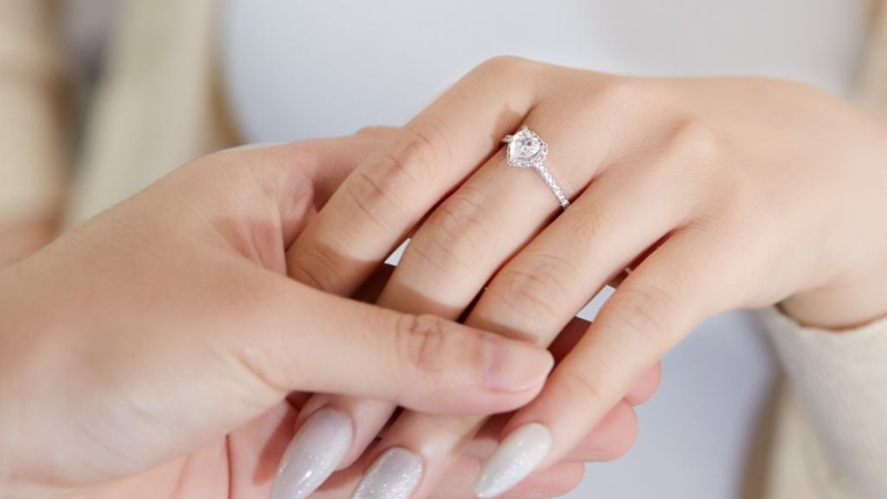 Nên chọn kích thước viên kim cương hài hoà với dáng tay